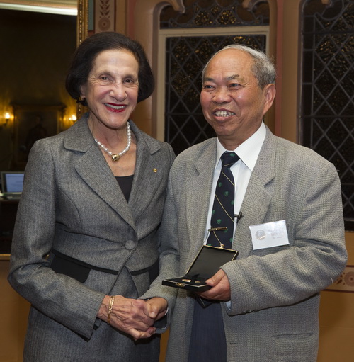 The Academician HONG De-Yuan was awarded the Lachlan Macquarie Medal of the Australian Royal Botanical Garden &Domain Trust